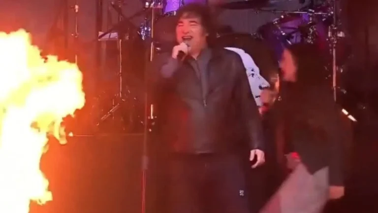 javier-milei-lanca-livro-e-faz-show-de-rock-em-meio-a-crise-na-argentina