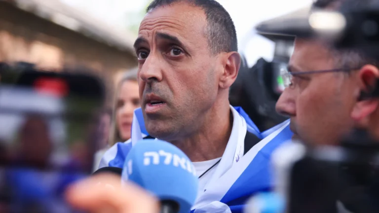 refem-do-hamas-relata-horror-em-cativeiro:-se-achasse-migalha,-comia