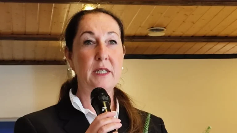 prefeita-alema-esfaqueada-continua-em-estado-grave;-filha-e-suspeita