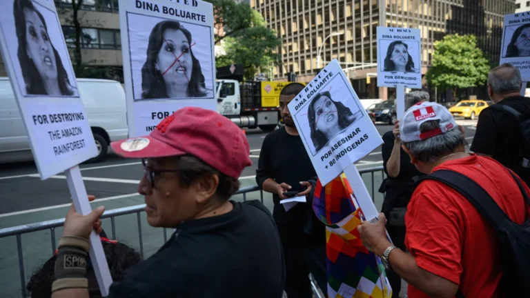 congresso-do-peru-destitui-dina-boluarte-apos-onda-de-criminalidade