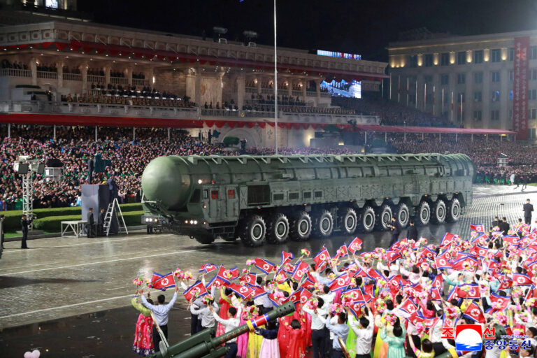 Kim Jong-un faz desfile militar na Coreia do Norte e apresenta novo míssil intercontinental kim-jong-un-faz-desfile-militar-na-coreia-do-norte-e-apresenta-novo-missil-intercontinental