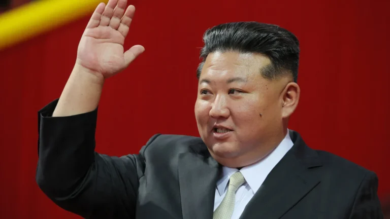 kim-jong-un-faz-desfile-militar-na-coreia-do-norte-e-apresenta-novo-missil-intercontinental