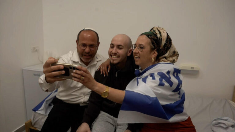 confira-imagens-do-momento-em-que-os-ultimos-refens-retornam-a-israel