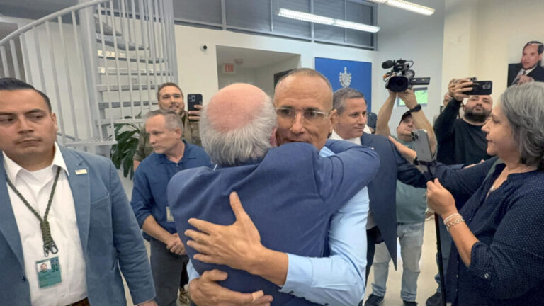 Dissidente de Cuba recebe asilo político nos EUA após ser torturado na prisão dissidente-de-cuba-recebe-asilo-politico-nos-eua-apos-ser-torturado-na-prisao