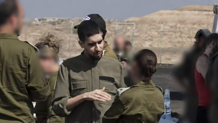 Após dois anos de terror, refém israelense obrigado a cavar sua sepultura volta a abraçar os pais apos-dois-anos-de-terror,-refem-israelense-obrigado-a-cavar-sua-sepultura-volta-a-abracar-os-pais