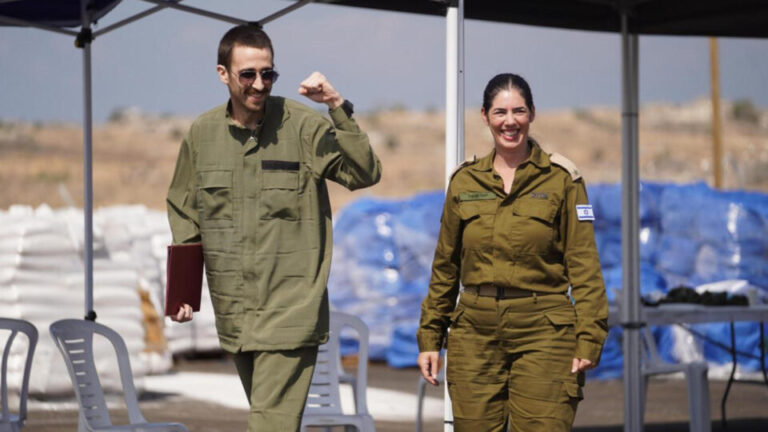 refem-israelense-que-perdeu-40%-do-peso-em-gaza-reencontra-namorada-e-os-pais