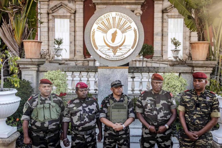 apos-impeachment-de-presidente,-militares-anunciam-tomada-de-poder-em-madagascar