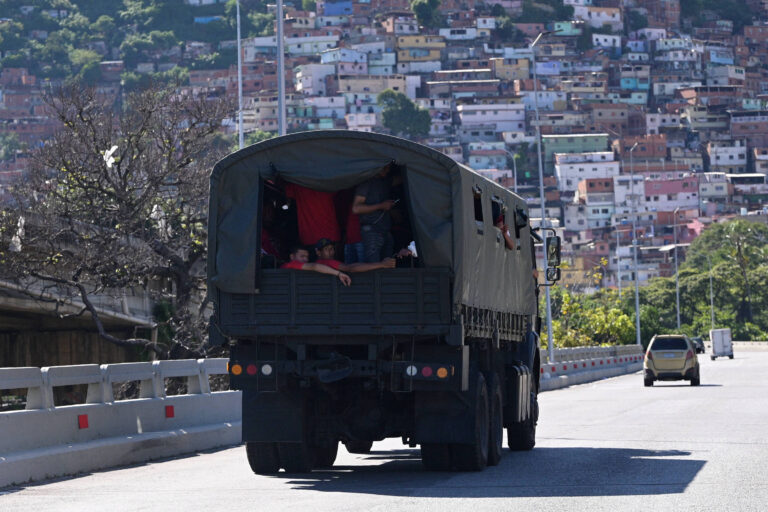 maduro-ordena-exercicios-militares-em-favelas-da-venezuela-apos-eua-atacarem-barco;-veja-video