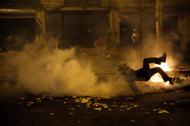 protesto-contra-novo-governo-do-peru-deixa-um-morto-e-mais-de-100-feridos;-veja-video