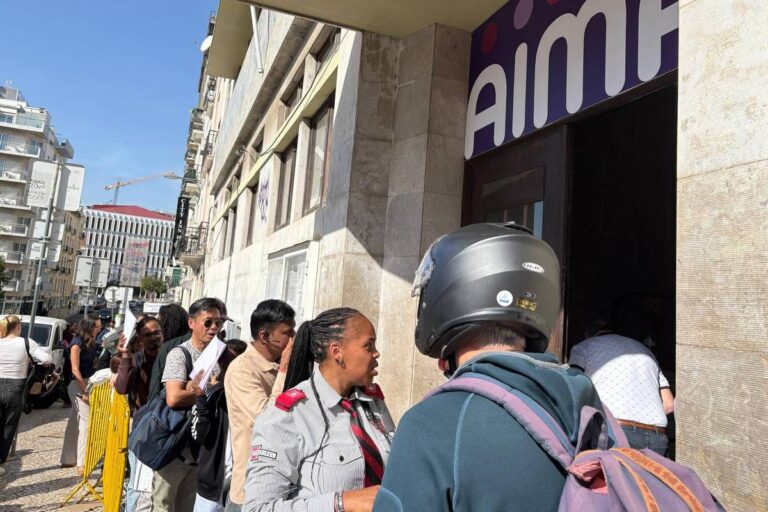 Fila em agência de imigração de Portugal faz estrangeiros passarem a madrugada na calçada fila-em-agencia-de-imigracao-de-portugal-faz-estrangeiros-passarem-a-madrugada-na-calcada