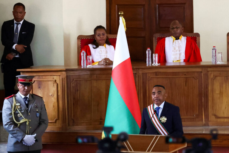 apos-golpe,-militar-que-tomou-poder-e-empossado-em-madagascar