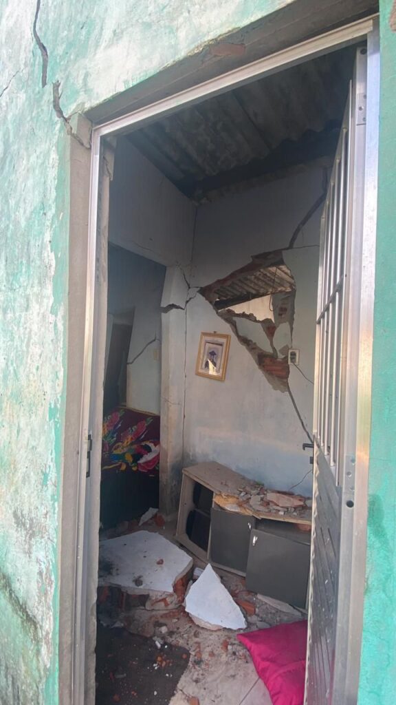 residencia-e-interditada-pela-defesa-civil-no-bairro-estancia-azul-devido-a-risco-de-desabamento