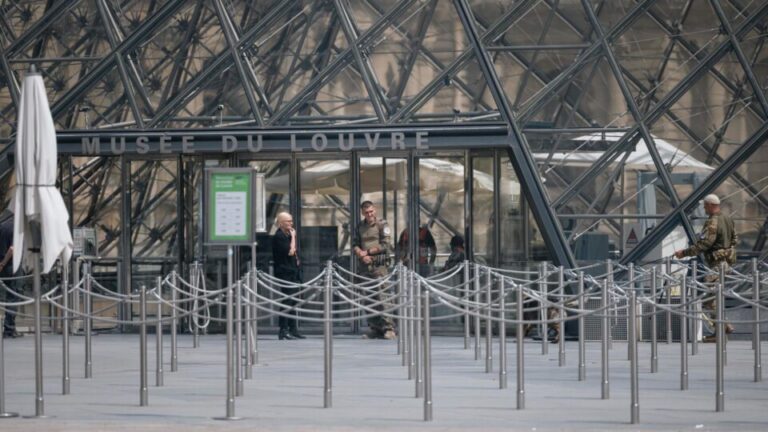 roubo-no-museu-do-louvre:-joias-de-napoleao-sao-levadas-em-apenas-sete-minutos