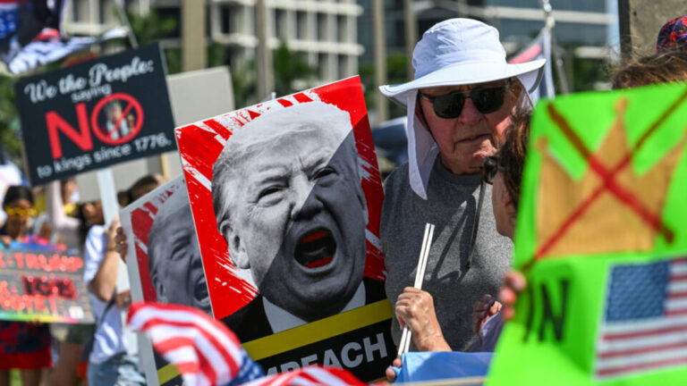 Americanos saem às ruas em protestos contra a administração Donald Trump americanos-saem-as-ruas-em-protestos-contra-a-administracao-donald-trump