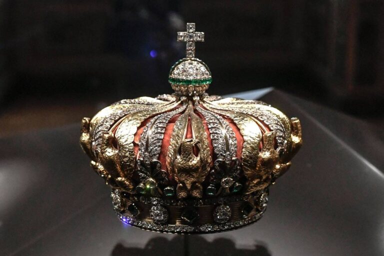 coroa-com-1.300-diamantes-roubada-do-louvre-e-encontrada-danificada;-veja-video
