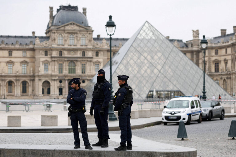 O que se sabe sobre roubo de joias do Museu do Louvre o-que-se-sabe-sobre-roubo-de-joias-do-museu-do-louvre