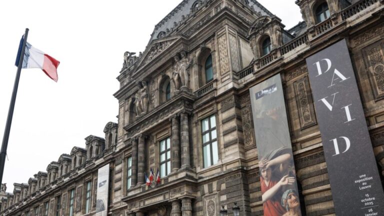 joias-saqueadas,-seguranca-reforcada-e-misterio-na-franca:-o-que-se-sabe-sobre-o-roubo-no-louvre