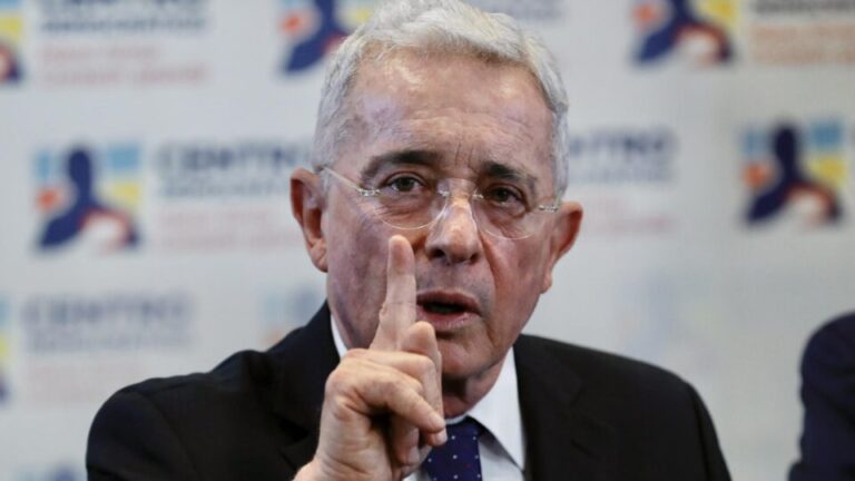 Tribunal superior reverte condenação de ex-presidente Uribe por suborno na Colômbia tribunal-superior-reverte-condenacao-de-ex-presidente-uribe-por-suborno-na-colombia