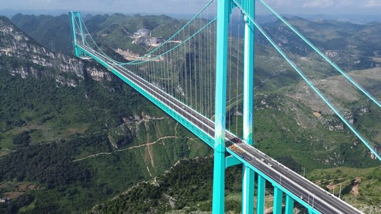 Ponte mais alta do mundo, na China, é inaugurada 625 metros acima do solo ponte-mais-alta-do-mundo,-na-china,-e-inaugurada-625-metros-acima-do-solo