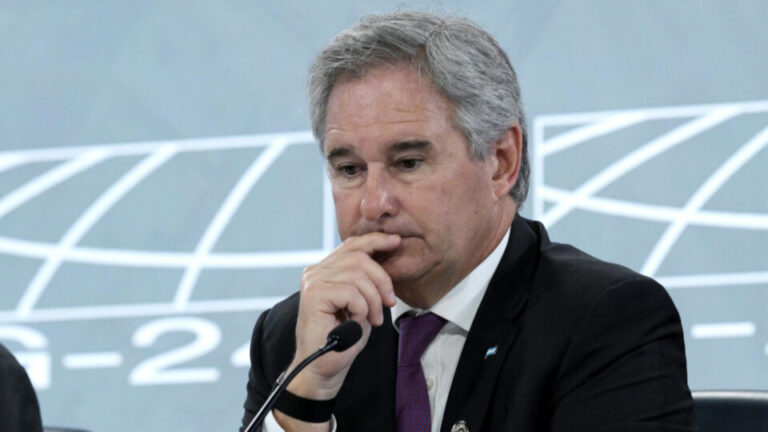em-meio-a-crise-politica,-milei-nomeia-o-terceiro-chanceler-em-menos-de-dois-anos-de-mandato