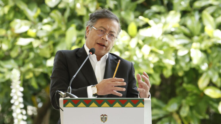 em-meio-a-atritos-com-os-eua,-petro-anuncia-plano-para-reescrever-constituicao-da-colombia