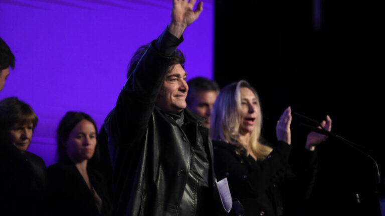 com-apoio-de-trump,-milei-ganha-voto-de-confianca-popular-e-atordoa-esquerda-argentina