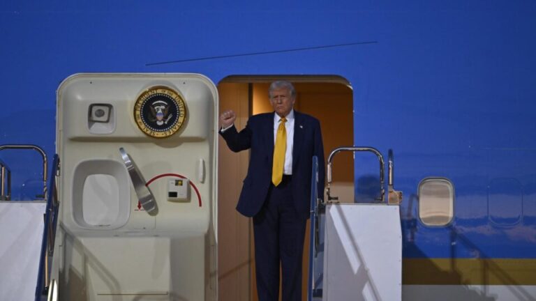 Trump diz que adoraria terceiro mandato, mas descarta manobra como vice: Seria fofo demais trump-diz-que-adoraria-terceiro-mandato,-mas-descarta-manobra-como-vice:-seria-fofo-demais