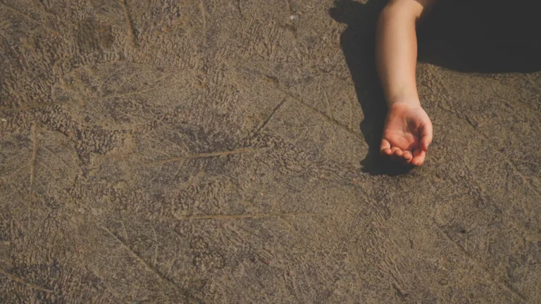 bebe-de-21-dias-morre-apos-cair-da-janela;-irma-de-5-anos-e-suspeita