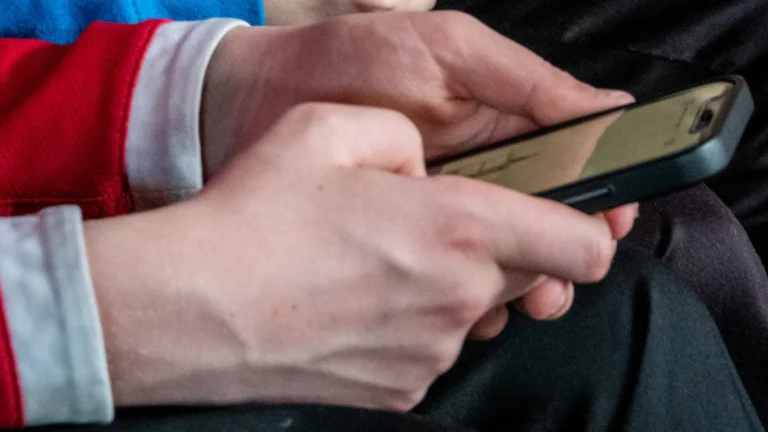 depois-de-suicidio-de-adolescente-que-‘namorava’-chatbot,-mae-busca-justica-nos-eua