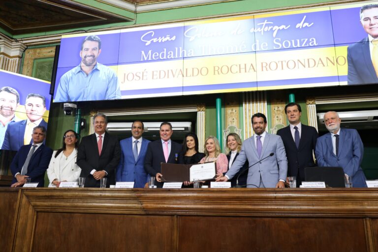 desembargador-jose-rotondano-recebe-medalha-thome-de-souza-na-camara-municipal-de-salvador