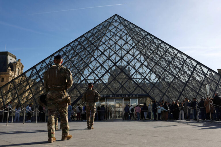 Após roubo de joias, Louvre instalará sistemas anti-invasão até fim do ano apos-roubo-de-joias,-louvre-instalara-sistemas-anti-invasao-ate-fim-do-ano