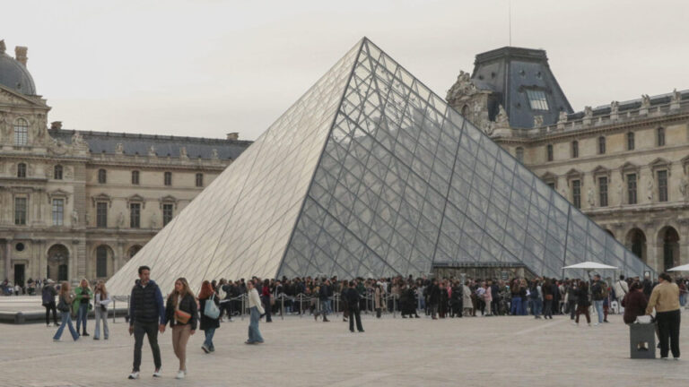 Amadores foram responsáveis por roubo no Louvre, e não crime organizado, diz polícia amadores-foram-responsaveis-por-roubo-no-louvre,-e-nao-crime-organizado,-diz-policia