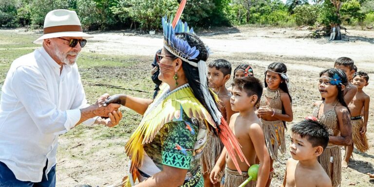 em-visita-a-aldeia-no-para,-lula-promete-energia-para-13-mil-indigenas