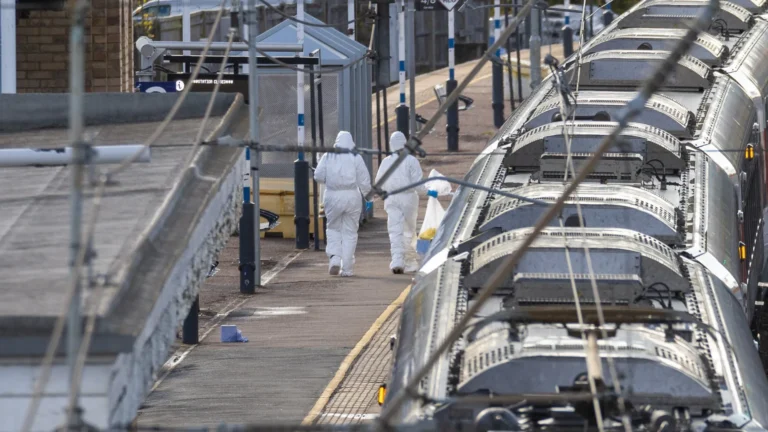 Ataque A Faca Em Trem Na Inglaterra Fere 10 Pessoas ataque-a-faca-em-trem-na-inglaterra-fere-10-pessoas