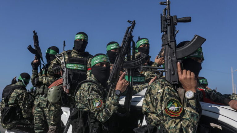 EUA flagram terroristas do Hamas roubando caminhão de ajuda humanitária em Gaza eua-flagram-terroristas-do-hamas-roubando-caminhao-de-ajuda-humanitaria-em-gaza