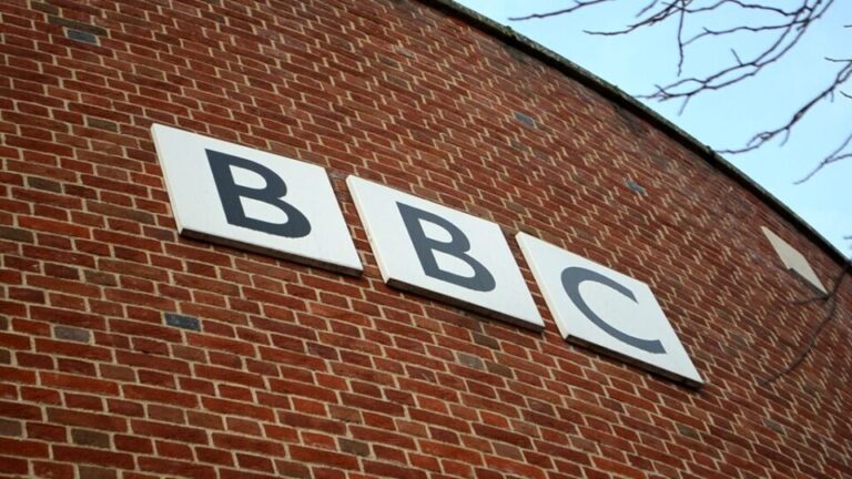 BBC é acusada de manipular discurso de Trump no 6/1 e de favorecer Hamas na guerra bbc-e-acusada-de-manipular-discurso-de-trump-no-6/1-e-de-favorecer-hamas-na-guerra