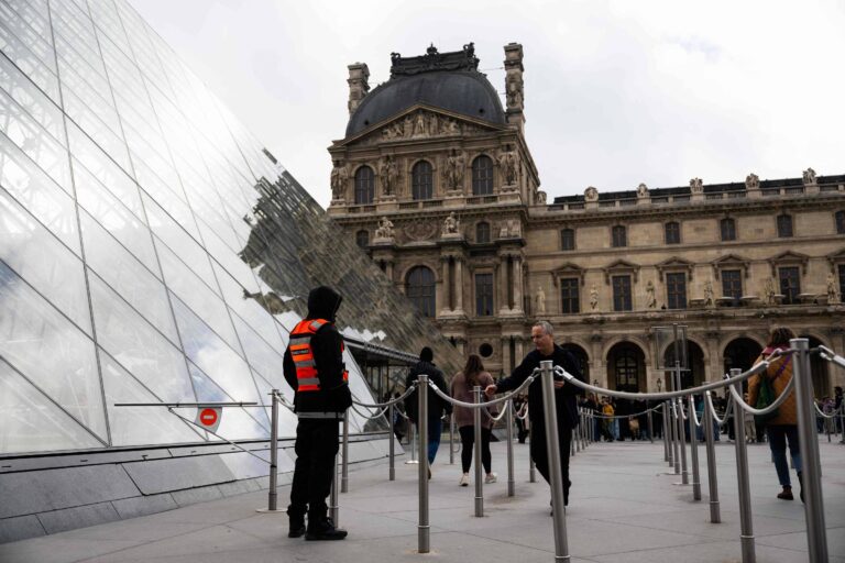 senha-do-sistema-de-vigilancia-do-museu-do-louvre-era-‘louvre’,-mostram-relatorios