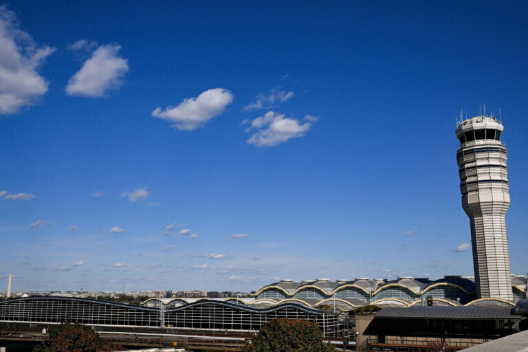 Ameaça de bomba paralisa aeroporto internacional de Washington, e voos registram atrasos ameaca-de-bomba-paralisa-aeroporto-internacional-de-washington,-e-voos-registram-atrasos
