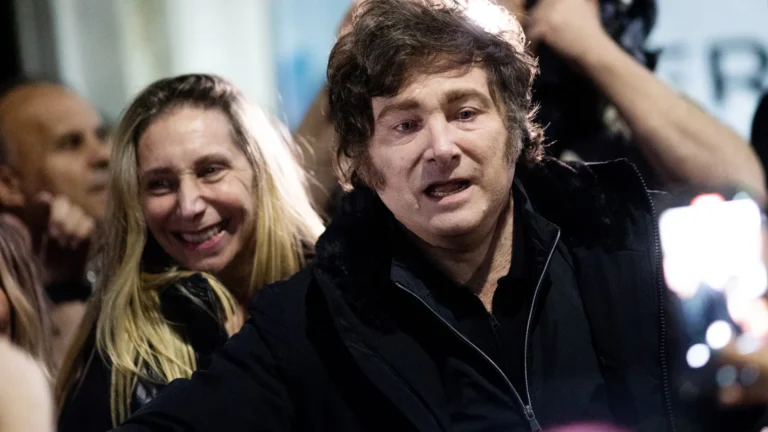 irmaos-milei-concentram-poder-apos-vitoria-eleitoral,-e-karina-ganha-briga-interna