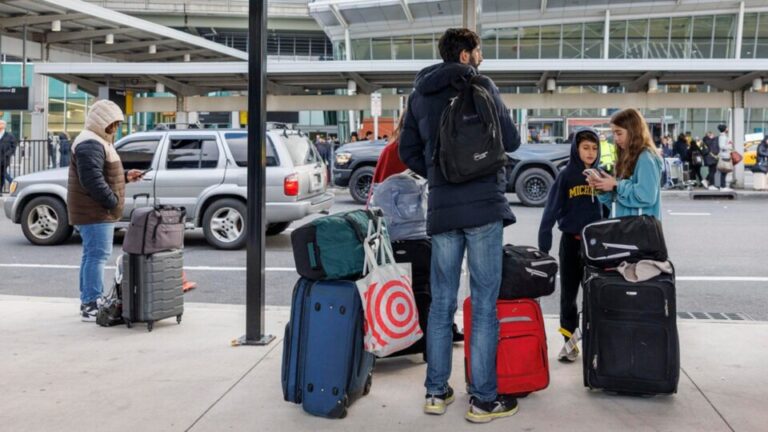 maior-shutdown-da-historia-dos-eua-afeta-aeroportos,-beneficios-sociais-e-migracao