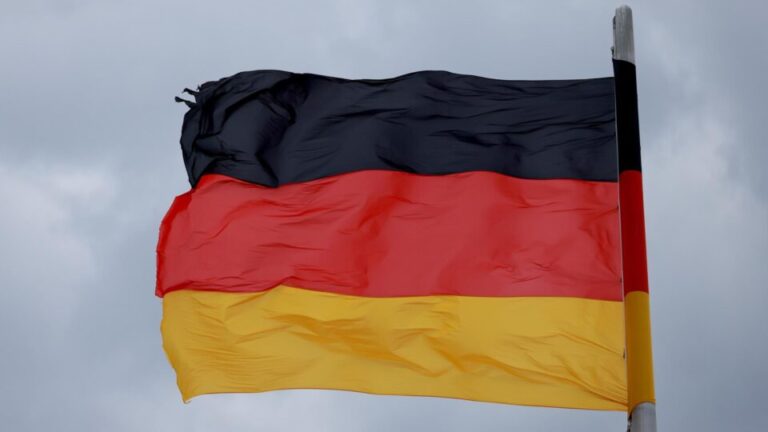 alemanha-investiga-vandalismo-de-carros-e-casas-com-simbolo-nazista-e-sangue-humano