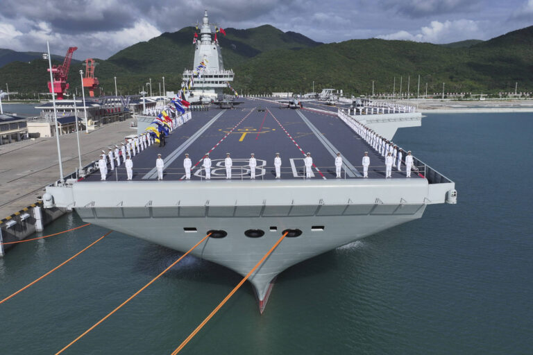 mais-poderoso-porta-avioes-da-china-entra-em-operacao;-veja-video