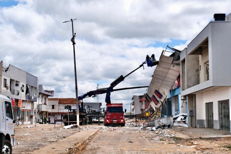 cidade-devastada-por-tornado-no-pr-tem-2-mil-sem-luz;-32-seguem-internados