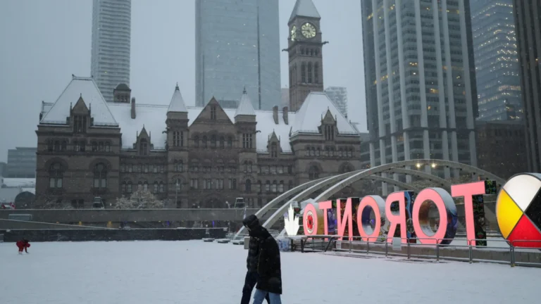 toronto-amanhece-coberta-de-neve-e-ganha-cenario-de-cartao-de-natal