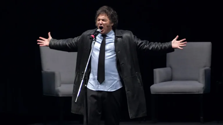 milei-cai-em-fake-news-e-comemora-convite-falso-para-cantar-com-ac/dc