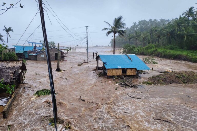chegada-de-tufao-fung-wong-as-filipinas-mata-2-pessoas-e-desabriga-mais-de-1-milhao;-veja-videos