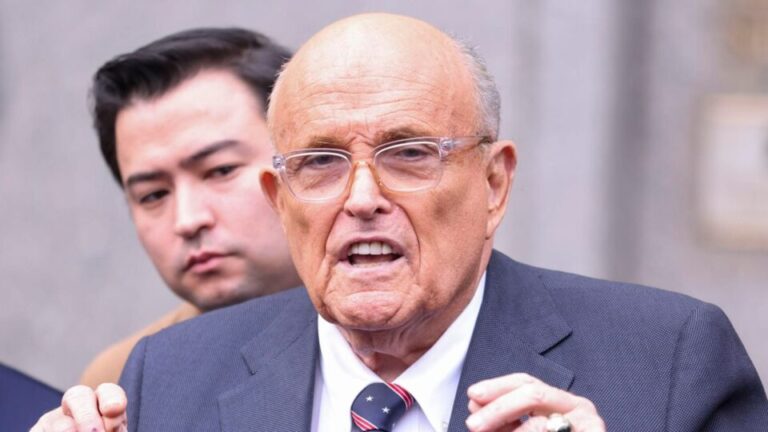 Trump concede indulto preventivo a Giuliani por acusação de tentar reverter derrota em 2020 trump-concede-indulto-preventivo-a-giuliani-por-acusacao-de-tentar-reverter-derrota-em-2020