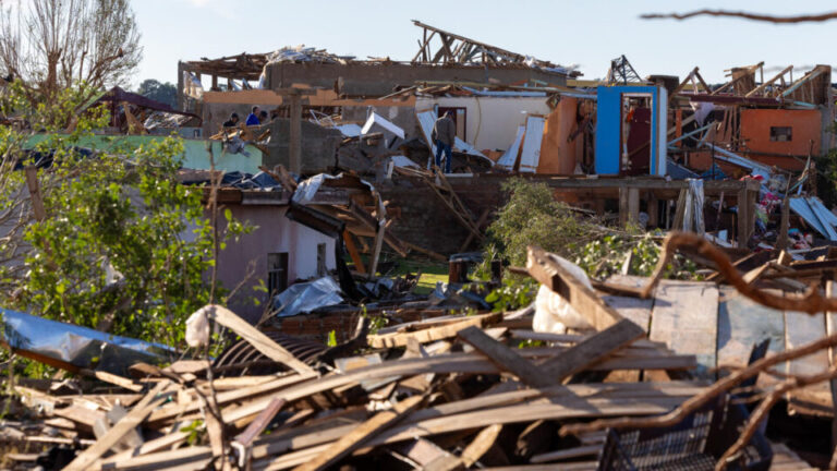 Devastação, destruição: tornado no Paraná ganha destaque no exterior devastacao,-destruicao:-tornado-no-parana-ganha-destaque-no-exterior