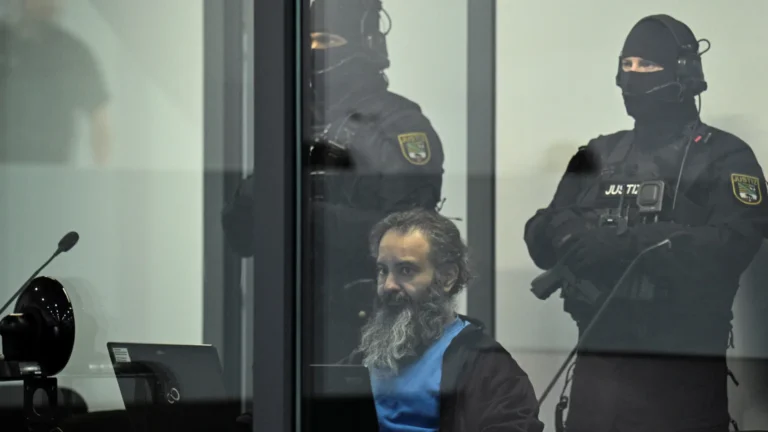 medico-que-matou-6-pessoas-na-alemanha-e-julgado-“em-caixa-de-vidro”