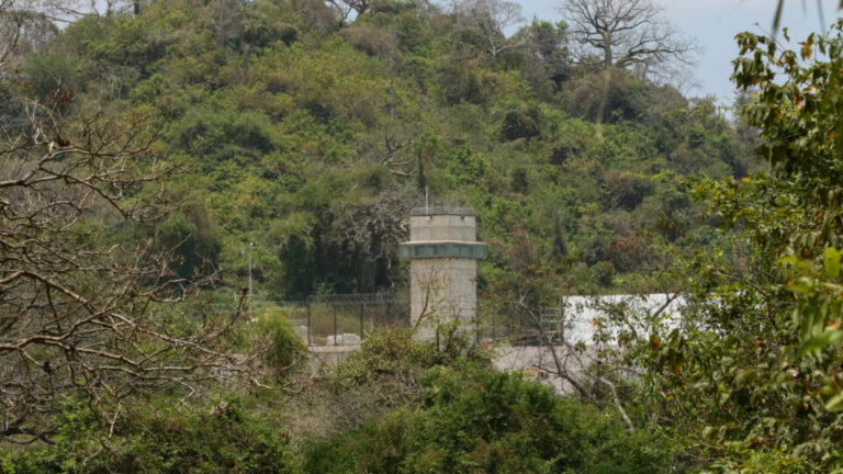 inspirada-em-el-salvador,-nova-prisao-isolada-no-equador-comeca-a-receber-criminosos